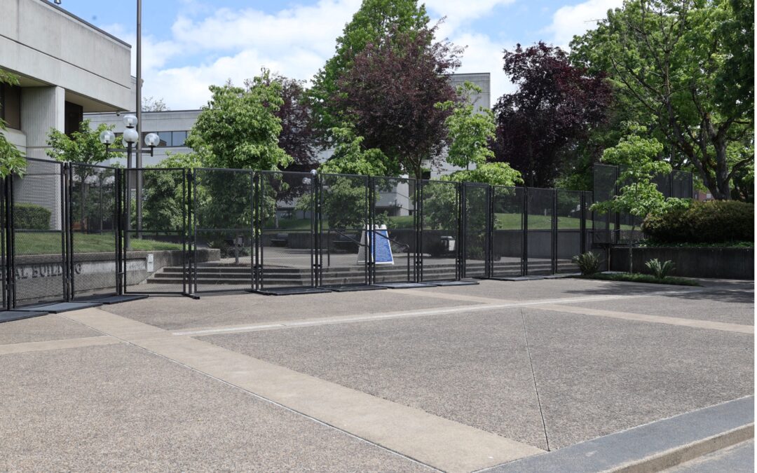 Judge orders removal of fence around Oregon federal building